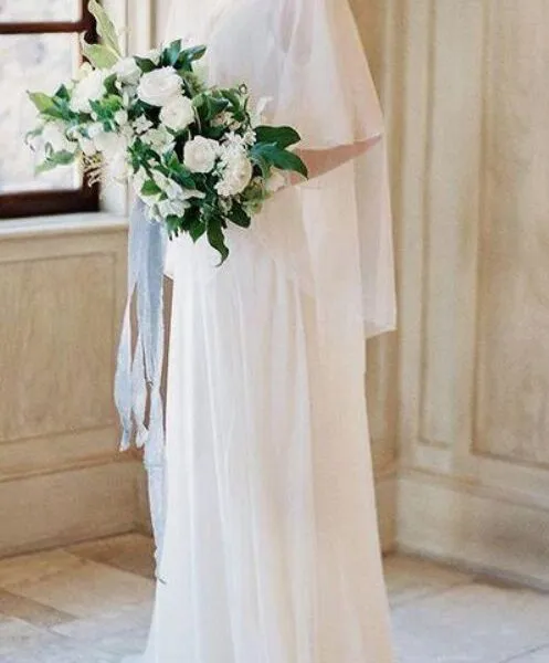 Dettaglio di un abito da sposa con corsetto e velo
