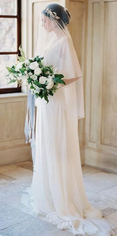 Dettaglio di un abito da sposa con corsetto e velo