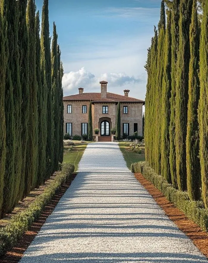 Villa toscana illuminata al tramonto