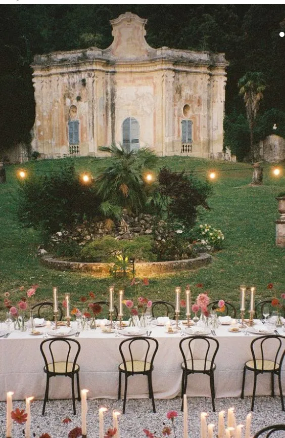 Viale di cipressi verso una villa toscana